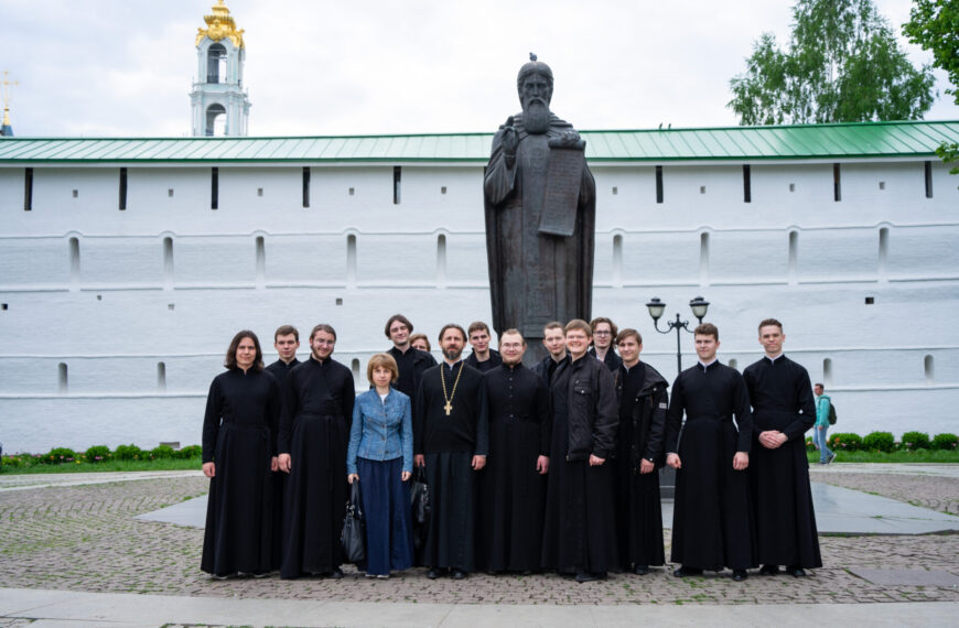 Студенты и преподаватели КДС посетили Свято-Троицкую Сергиеву Лавру
